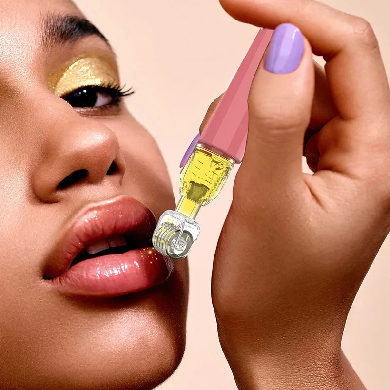 Aplicando el micro-rodillo en los labios